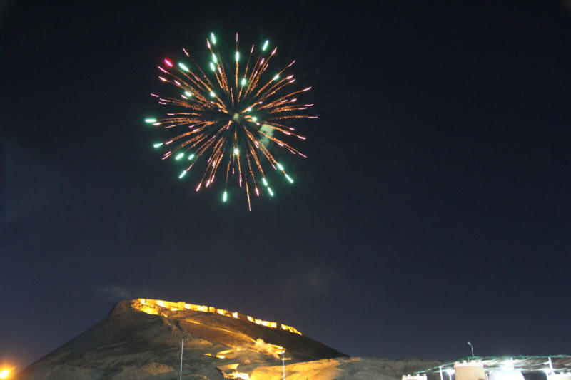 حضور حاشد الألعاب النارية تضيء سماء القريات إفتتاح مهرجان السياحي